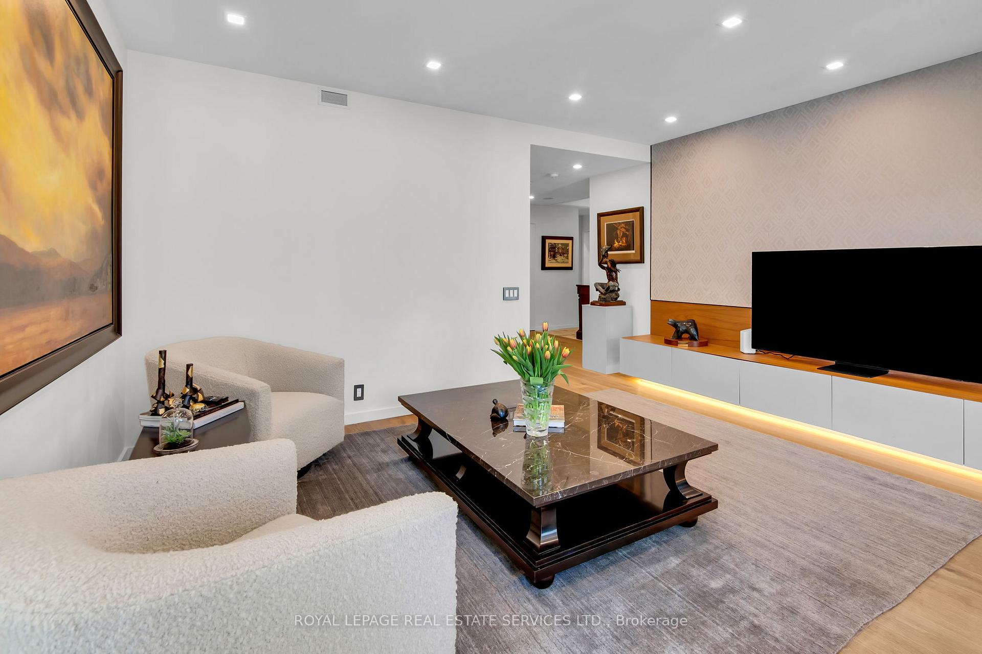 2 Bedrooms Condo at 38 Avenue, Toronto For sale