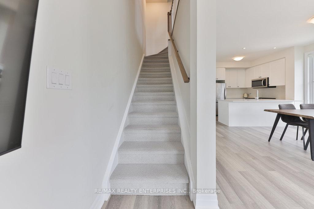 2 Bedrooms Condo at 657 Cricklewood, Mississauga For sale