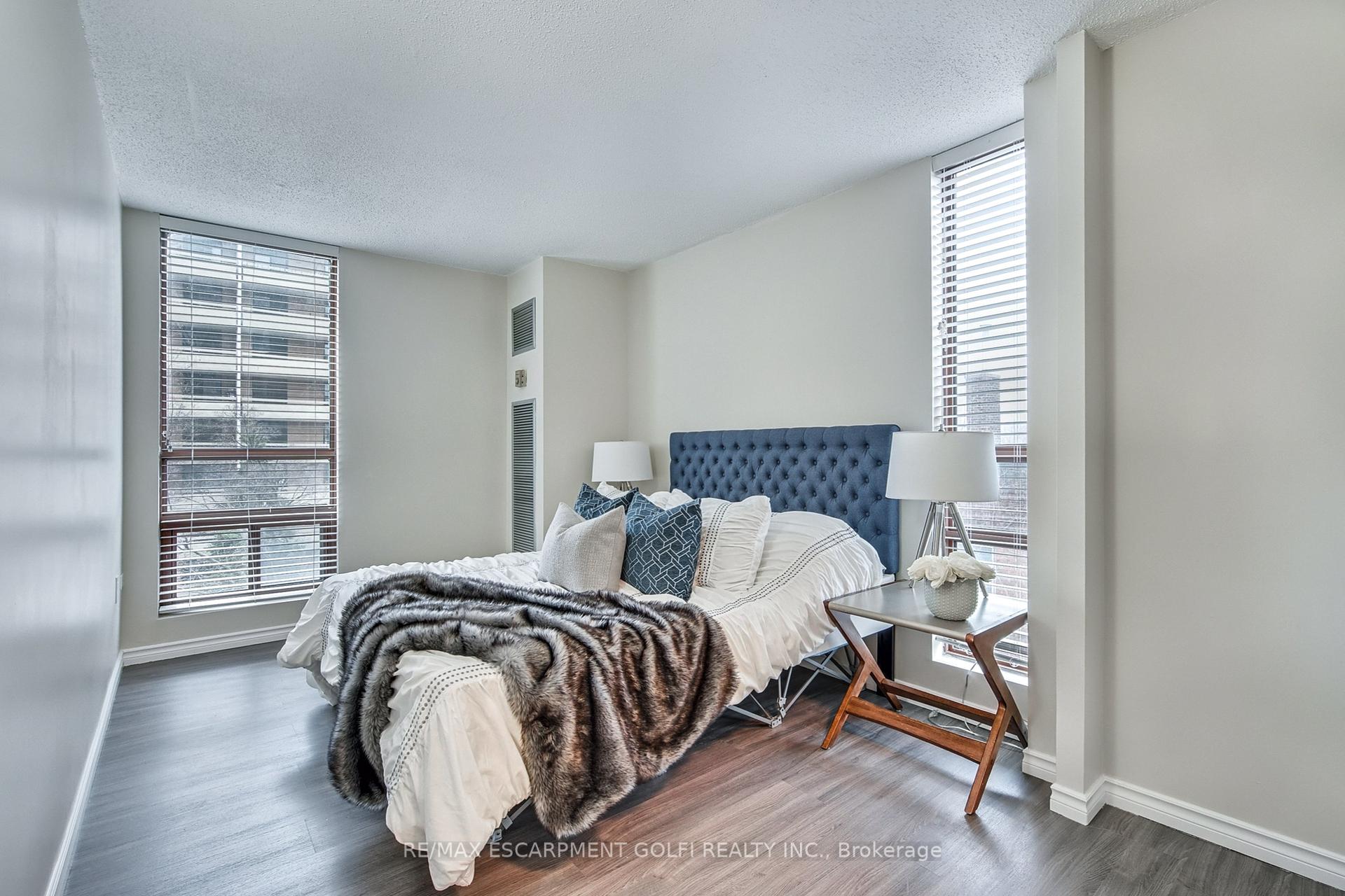 2 Bedrooms Condo at 222 Jackson,  Hamilton For sale