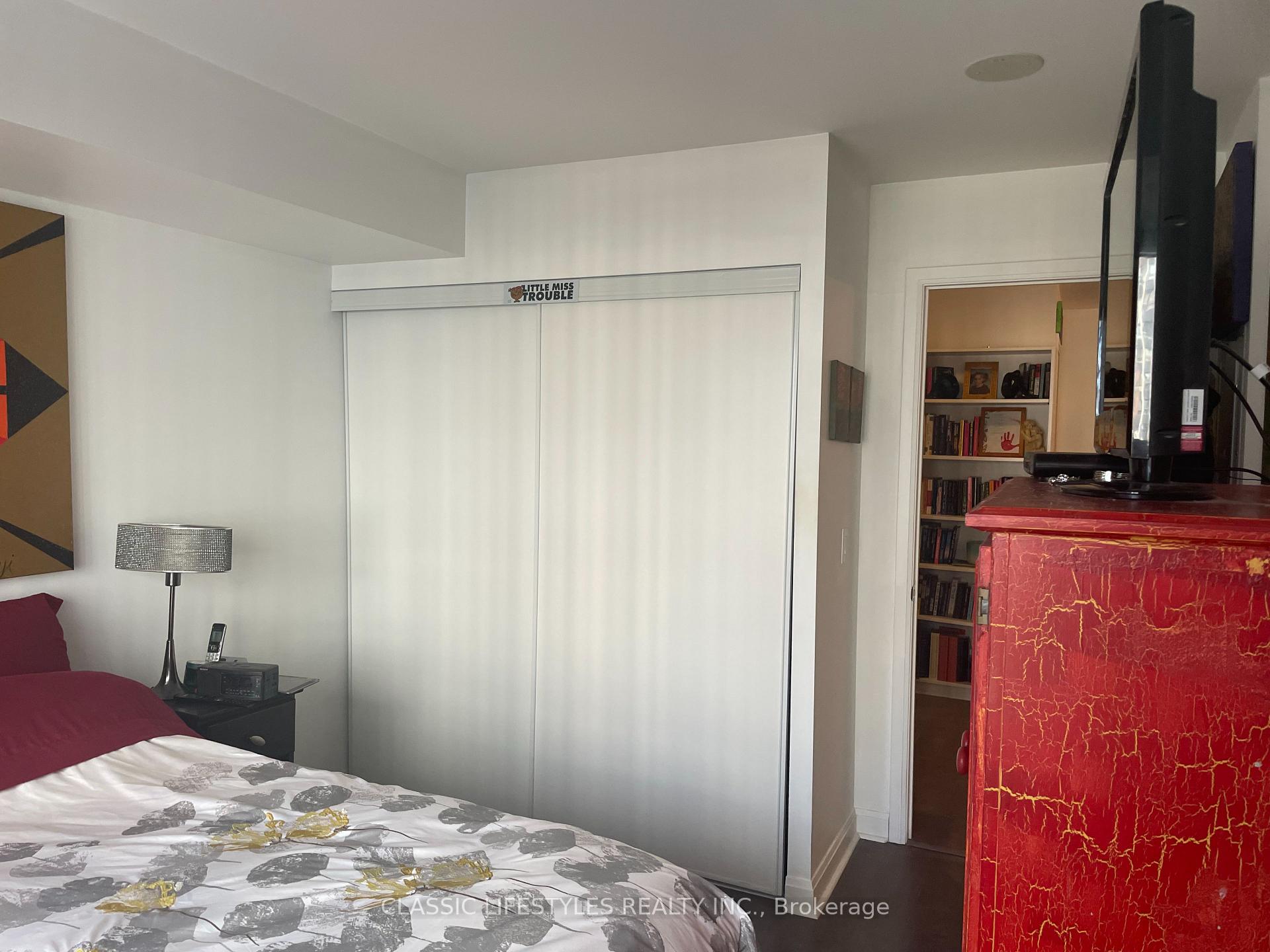 2 Bedrooms Condo at 1 Michael Power,  Toronto For sale