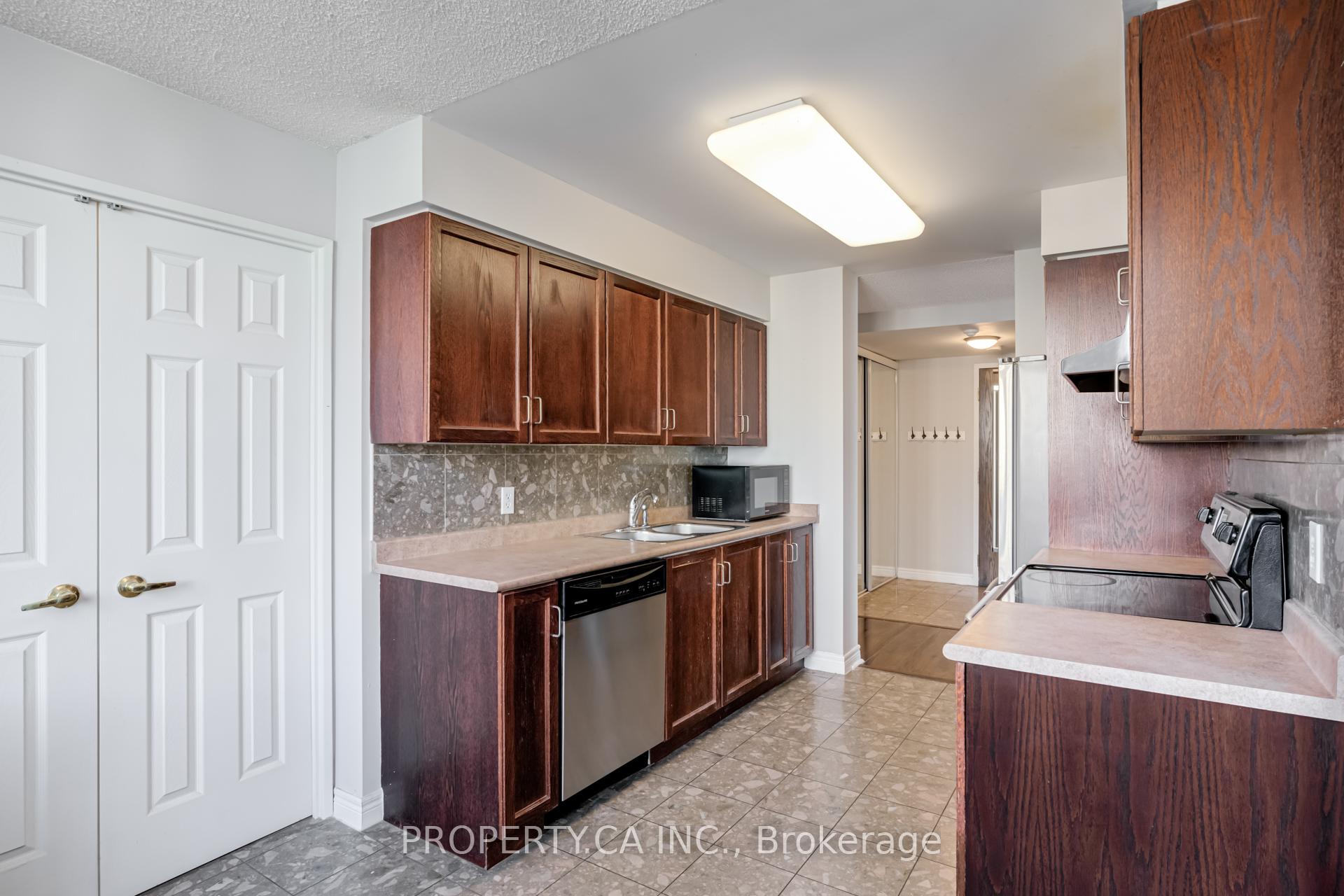 3 Bedrooms Condo at 156 Enfield, Mississauga For sale