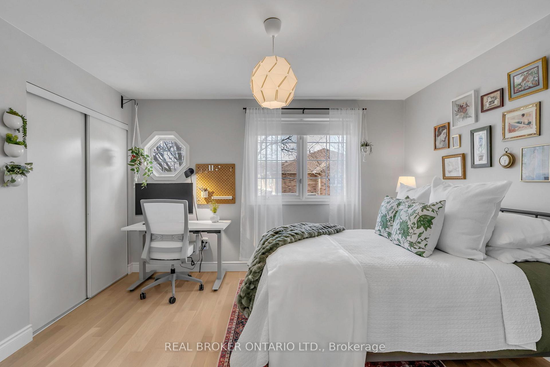 2 Bedrooms Condo at 2015 Cleaver, Burlington For sale
