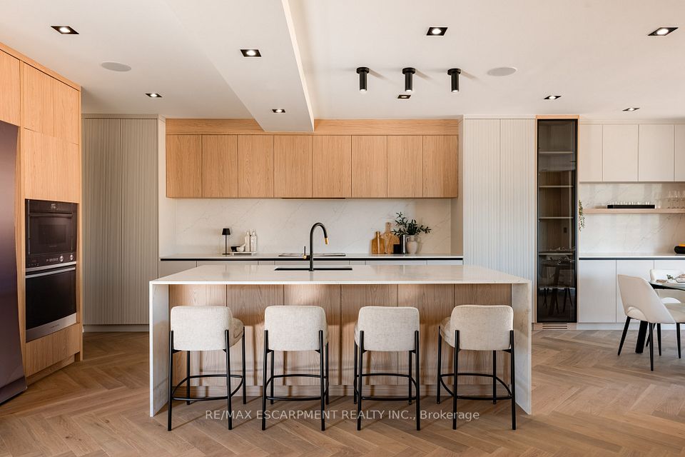 696 Montbeck