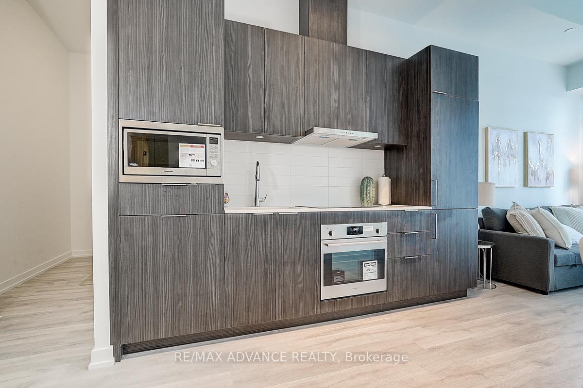 2 Bedrooms Condo at 7 Golden Lion, Toronto For sale