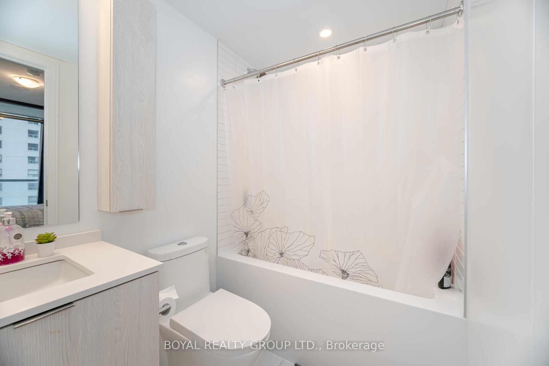 2 Bedrooms Condo at 86 Dundas, Mississauga For sale