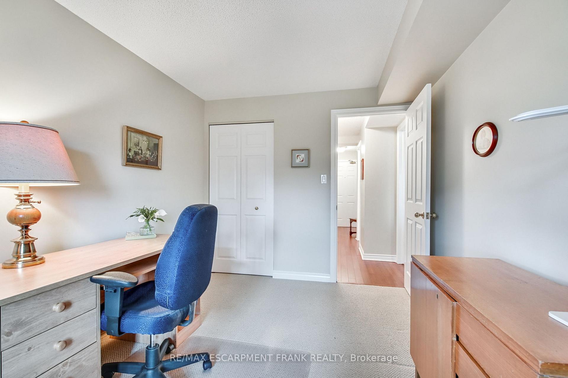2 Bedrooms Condo at 970 Golf Links,  Hamilton For sale