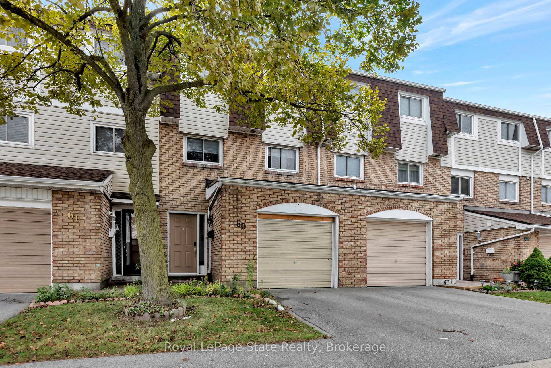 3 Bedrooms Condo at 11 Harrisford, Hamilton For sale