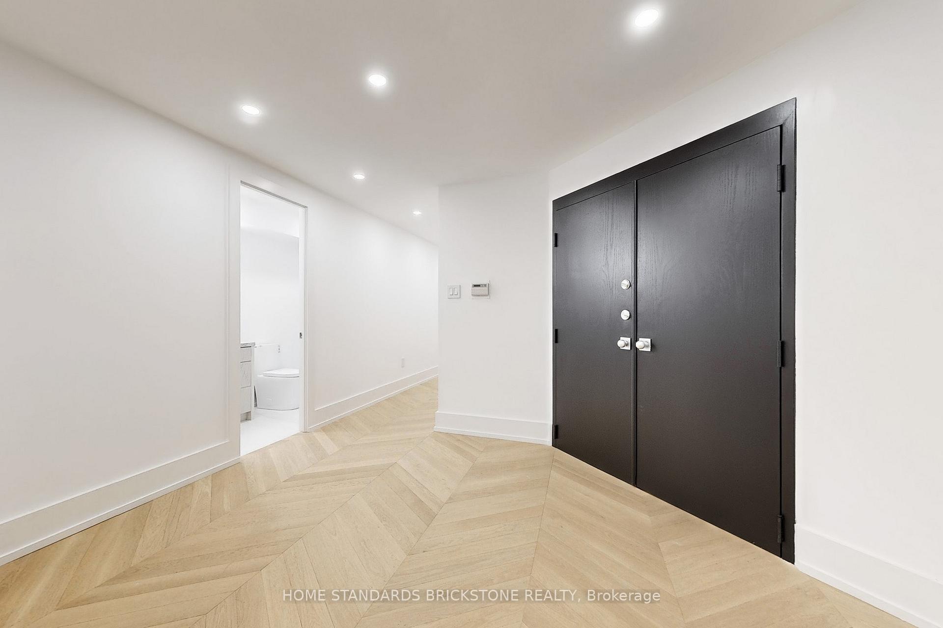 2 Bedrooms Condo at 110 Bloor, Toronto For sale