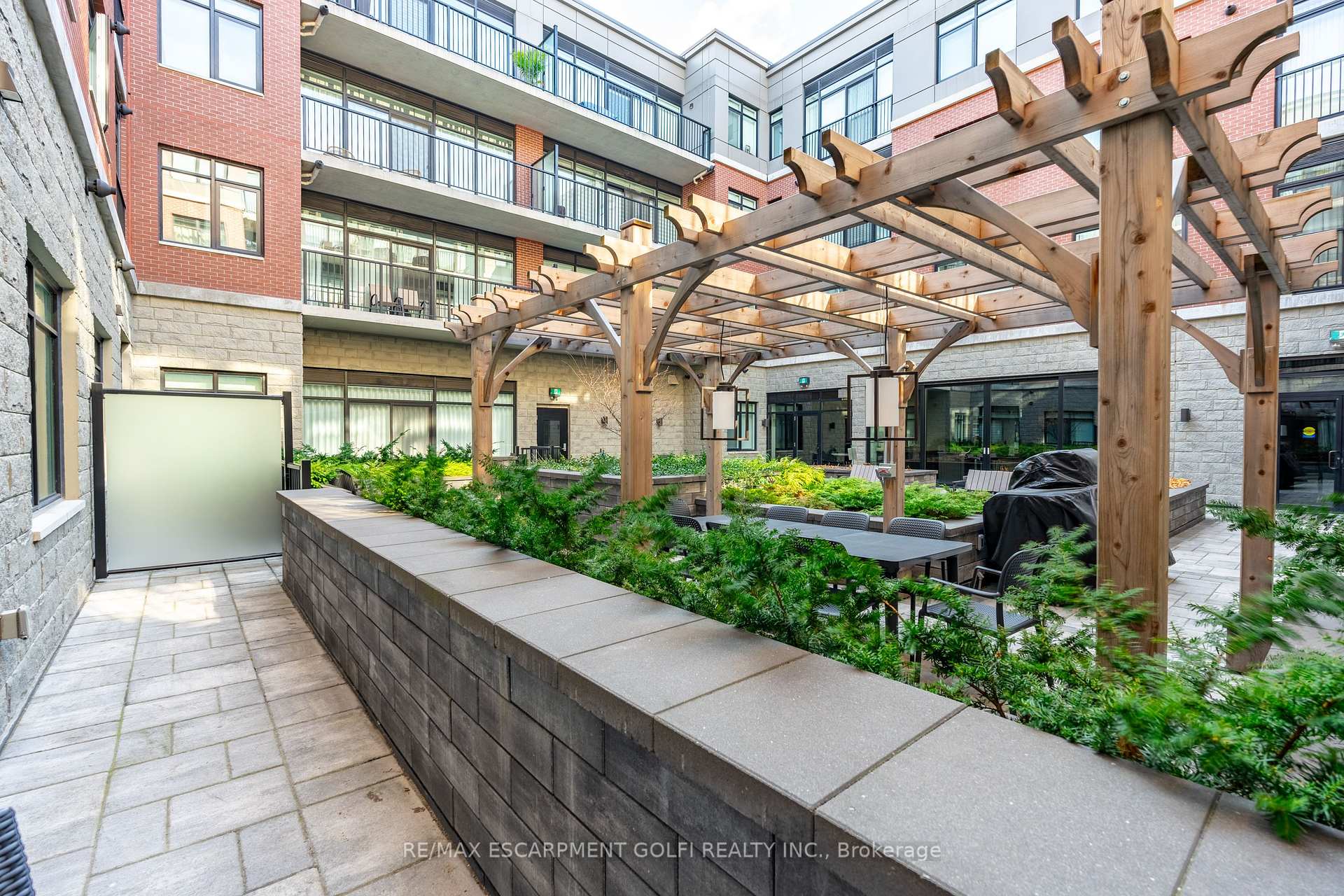 2 Bedrooms Condo at 1 Redfern, Hamilton For sale