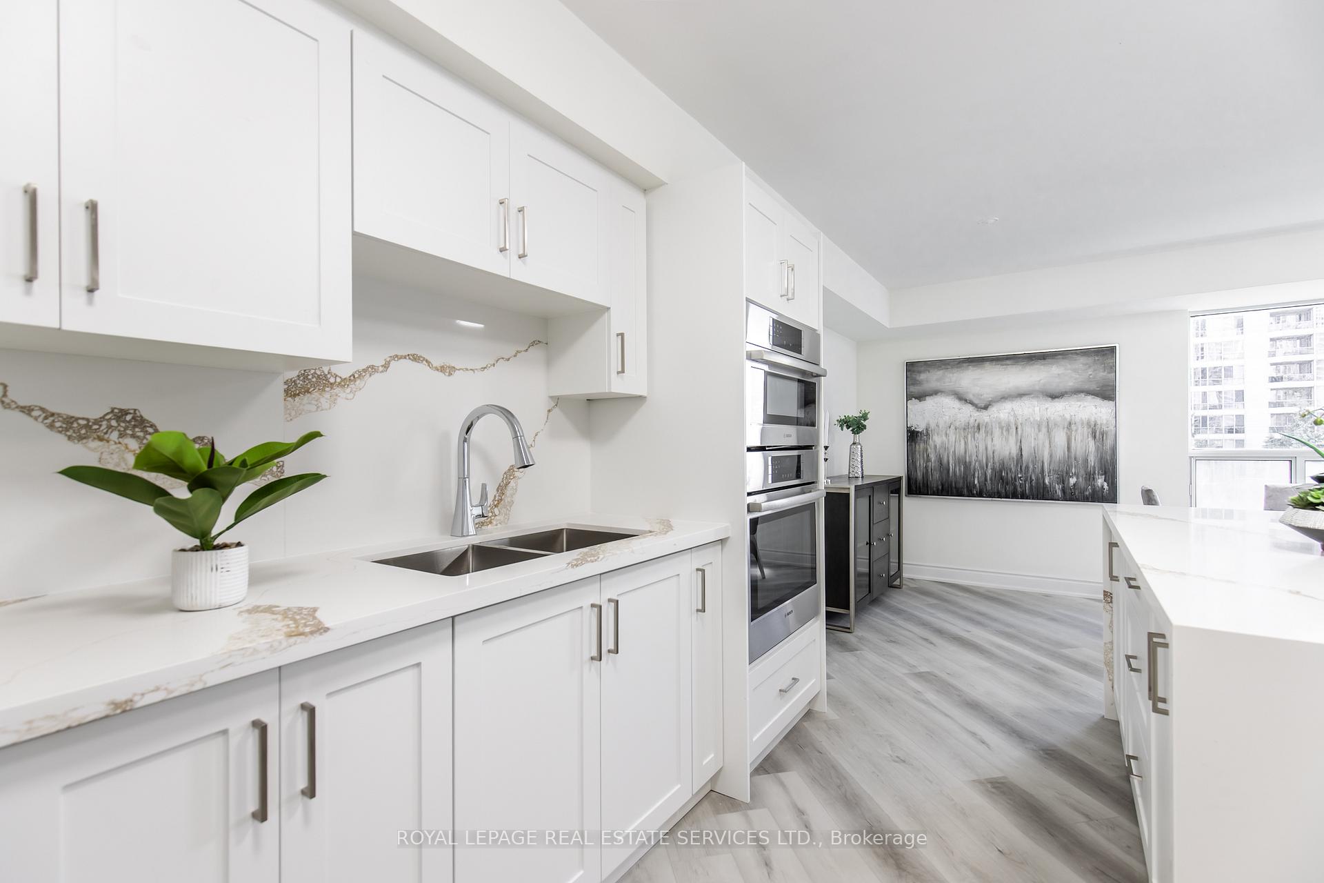 3 Bedrooms Condo at 25 Kingsbridge Garden, Mississauga For sale