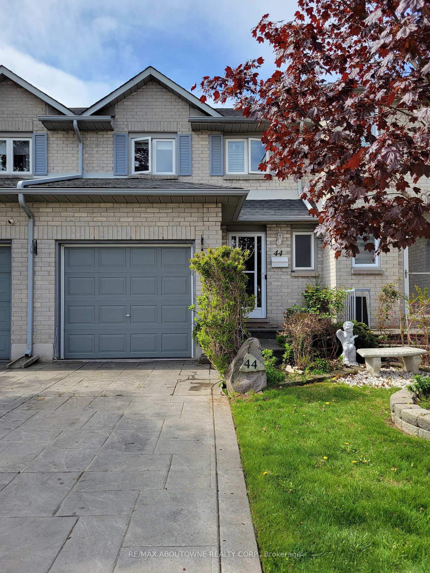 3 Bedrooms Condo at 1 Royalwood, Hamilton For sale