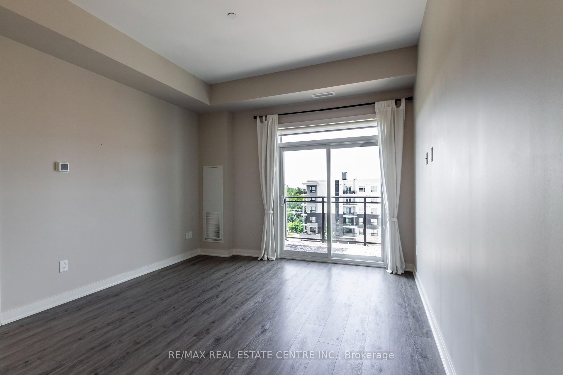 2 Bedrooms Condo at 340 Plains, Burlington For sale