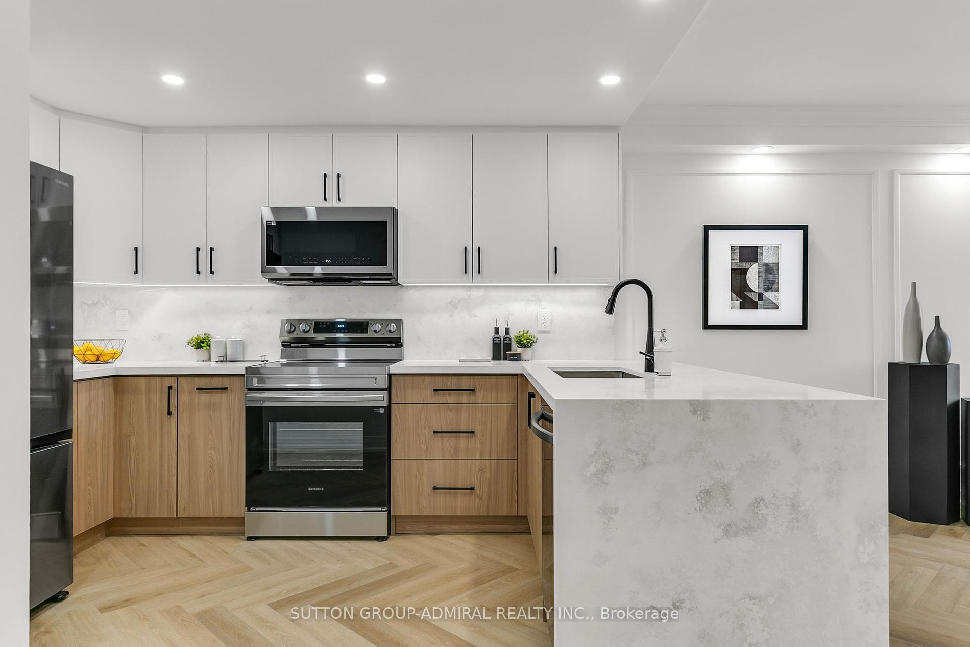 2 Bedrooms Condo at 7601 Bathurst, Vaughan For sale