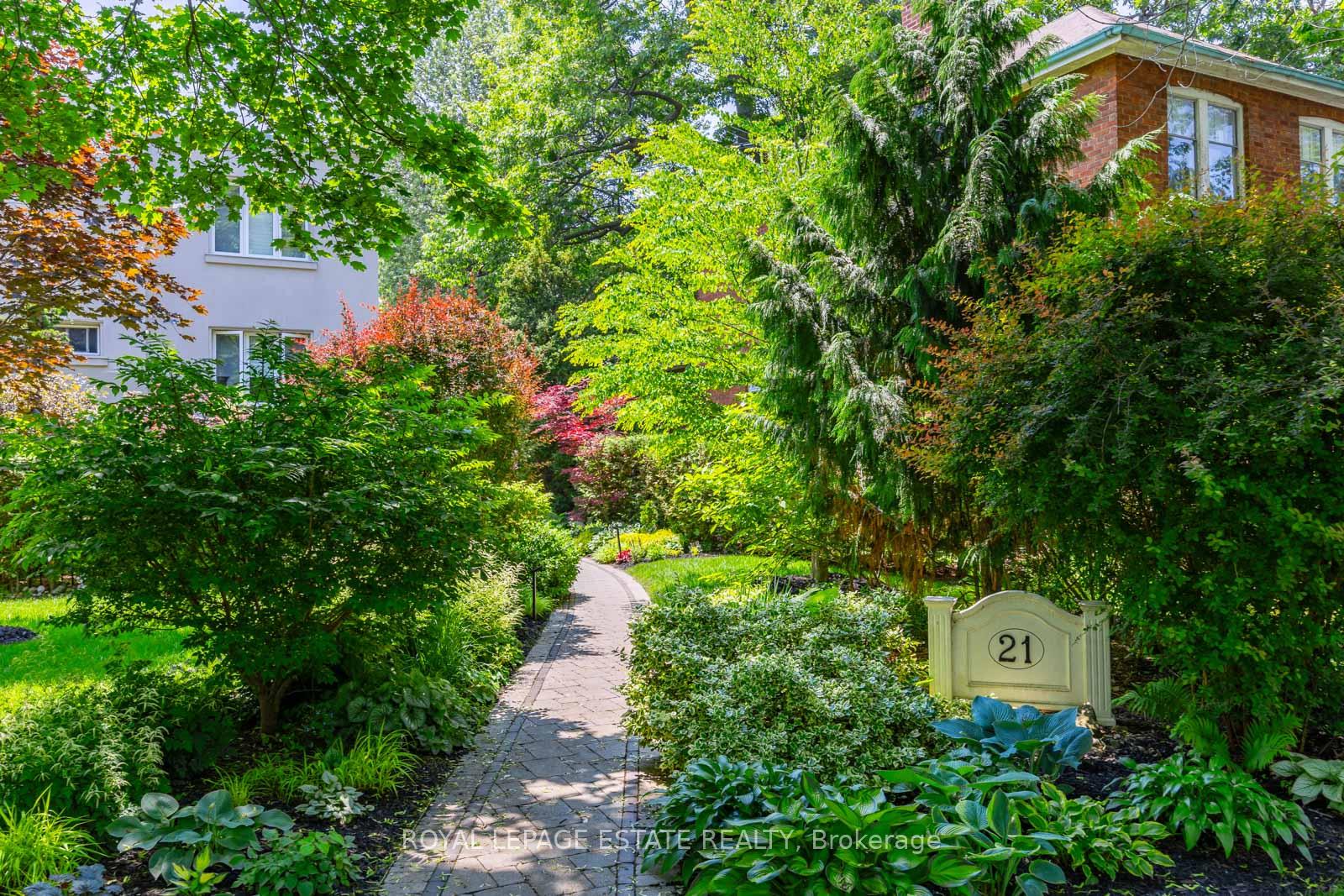 2 Bedrooms Co-op at 21 Benlamond, Toronto For sale