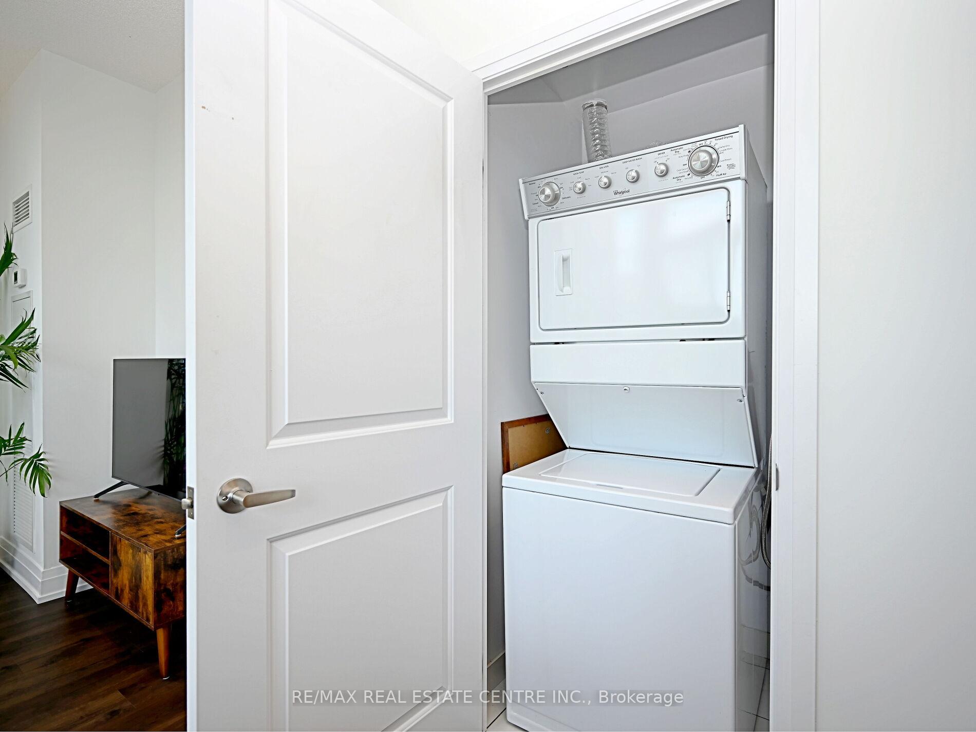 2 Bedrooms Condo at 65 Speers, Oakville For sale