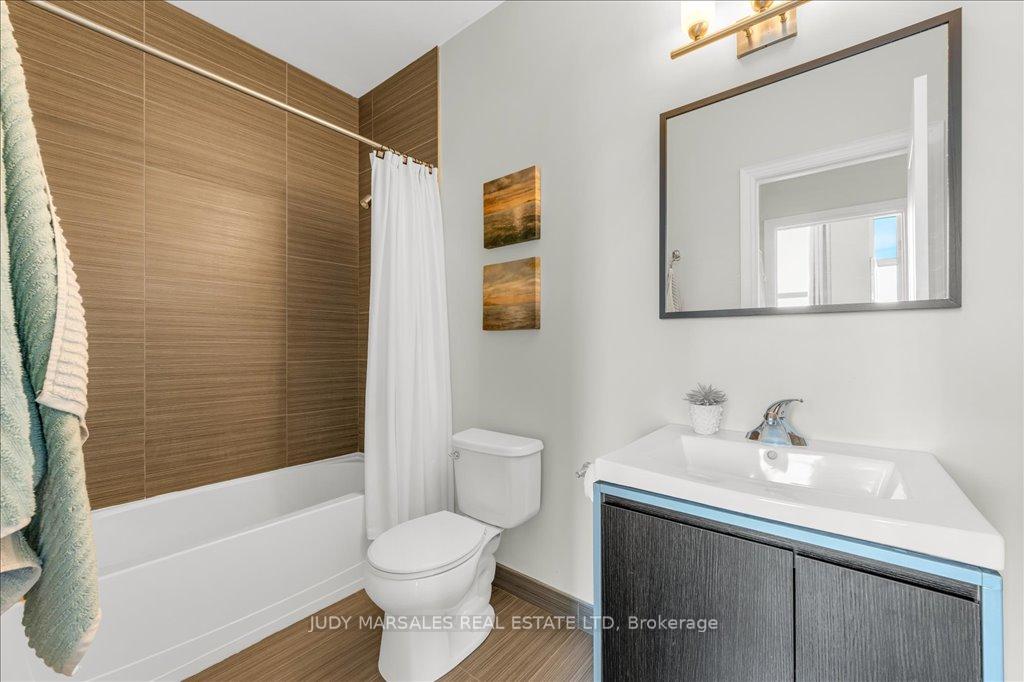 2 Bedrooms Condo at 50 Murray,  Hamilton For sale