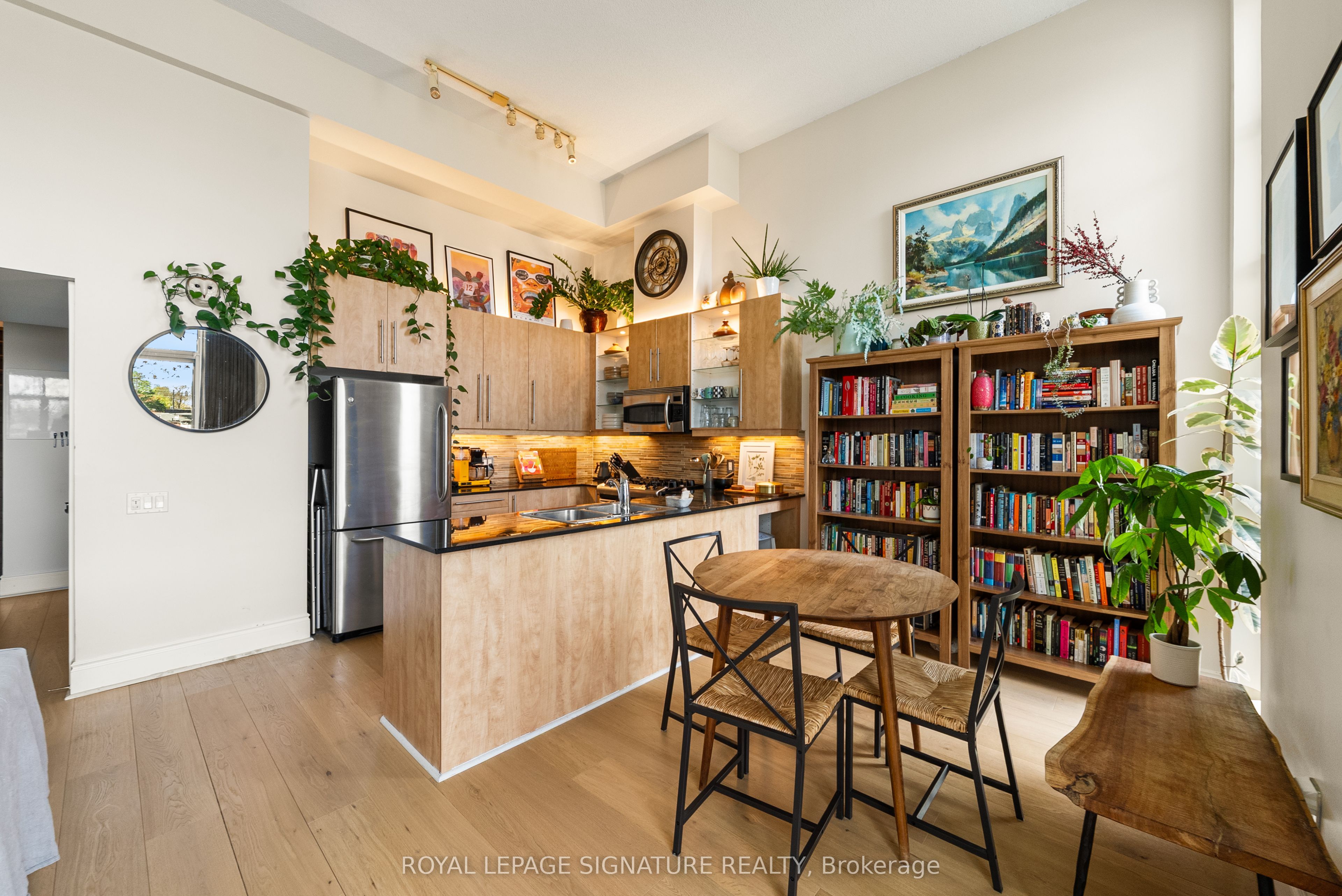 437 Roncesvalles Avenue, #423
