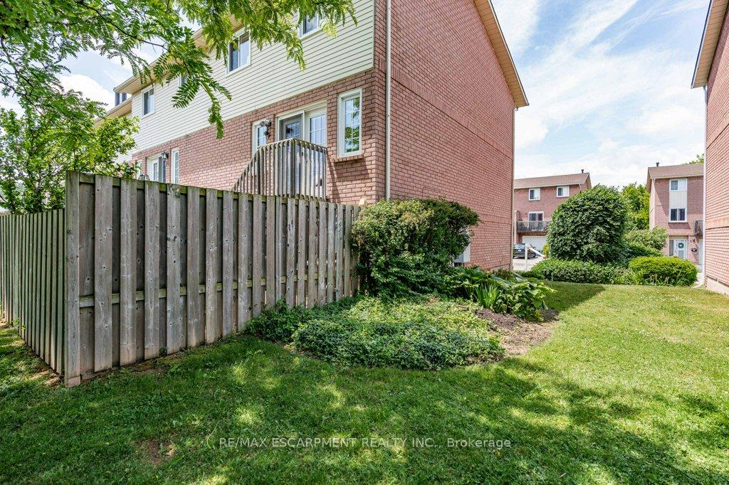 3 Bedrooms Condo at 29 HERITAGE, Hamilton For sale