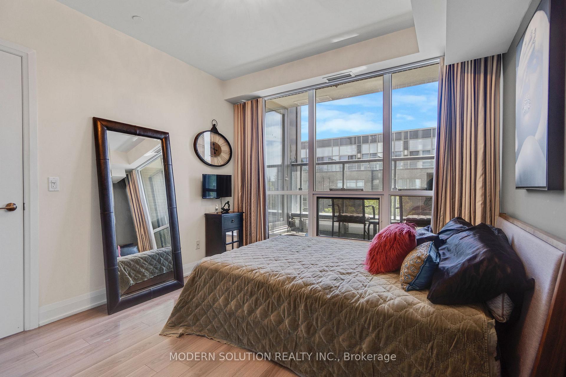 2 Bedrooms Condo at 18 Graydon Hall, Toronto For sale