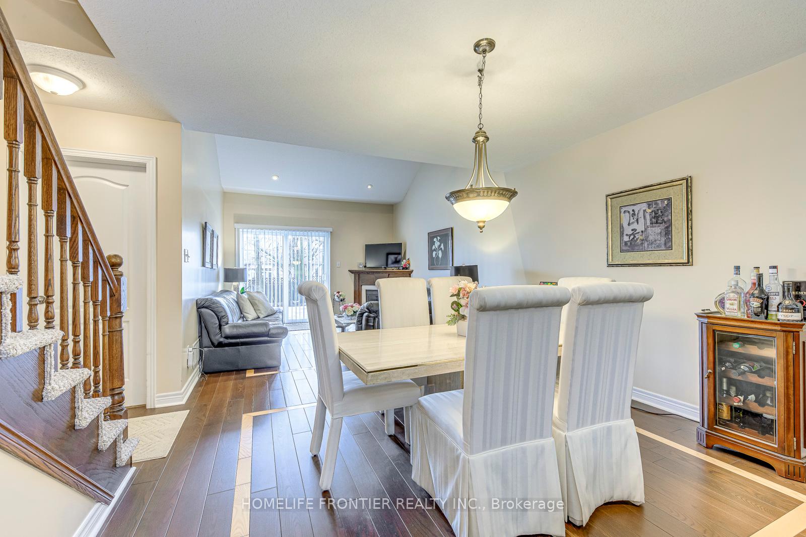 4 Bedrooms Condo at 90 Oakhampton,  Hamilton For sale
