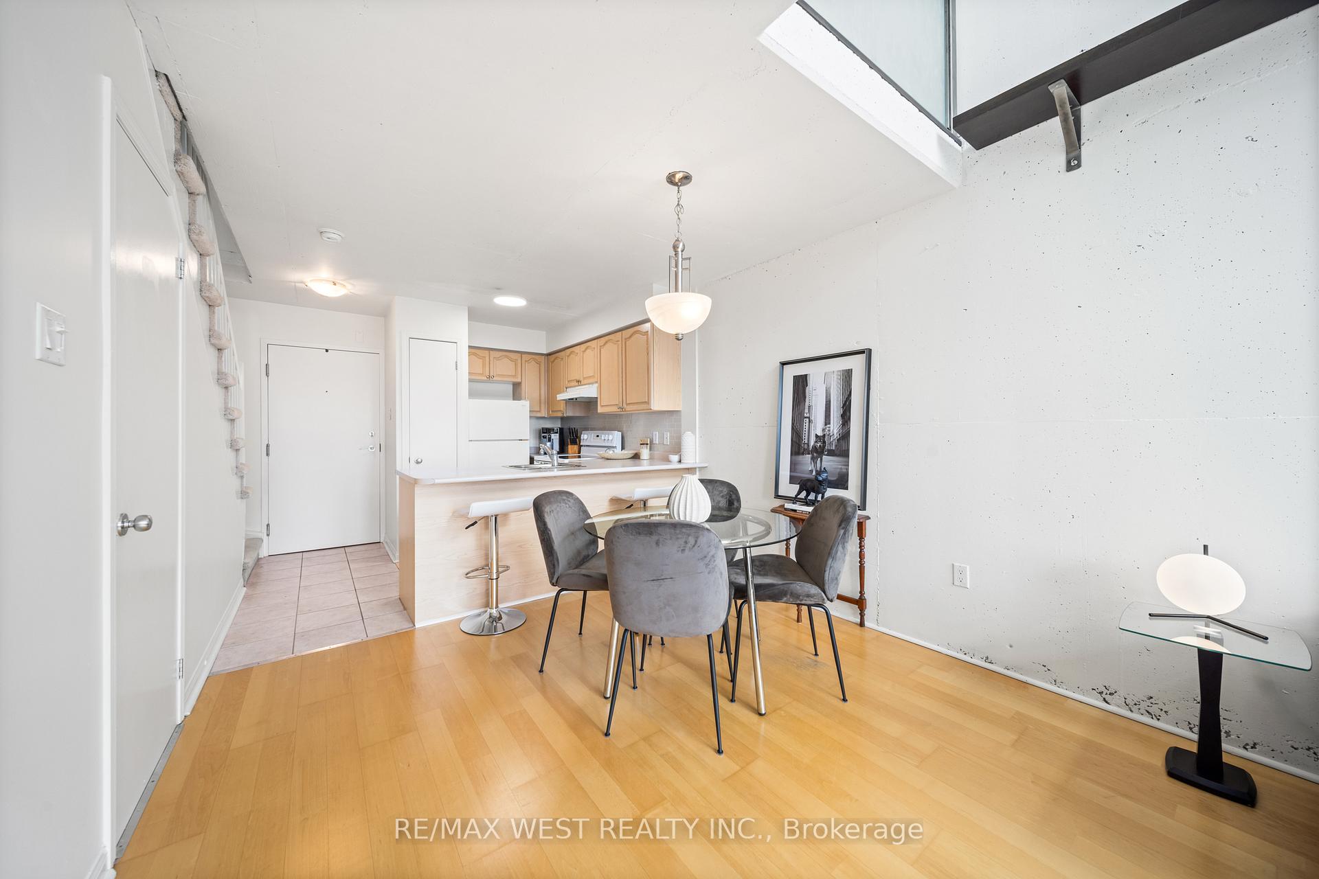 2 Bedrooms Condo at 954 King, Toronto For sale