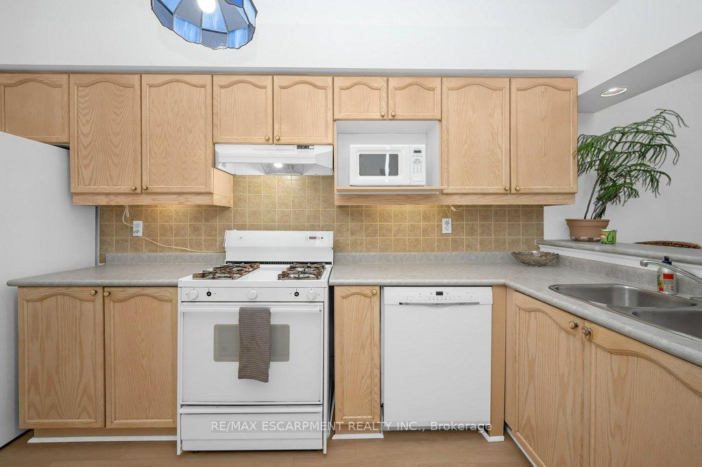 3 Bedrooms Condo at 101 Bristol, Mississauga For sale