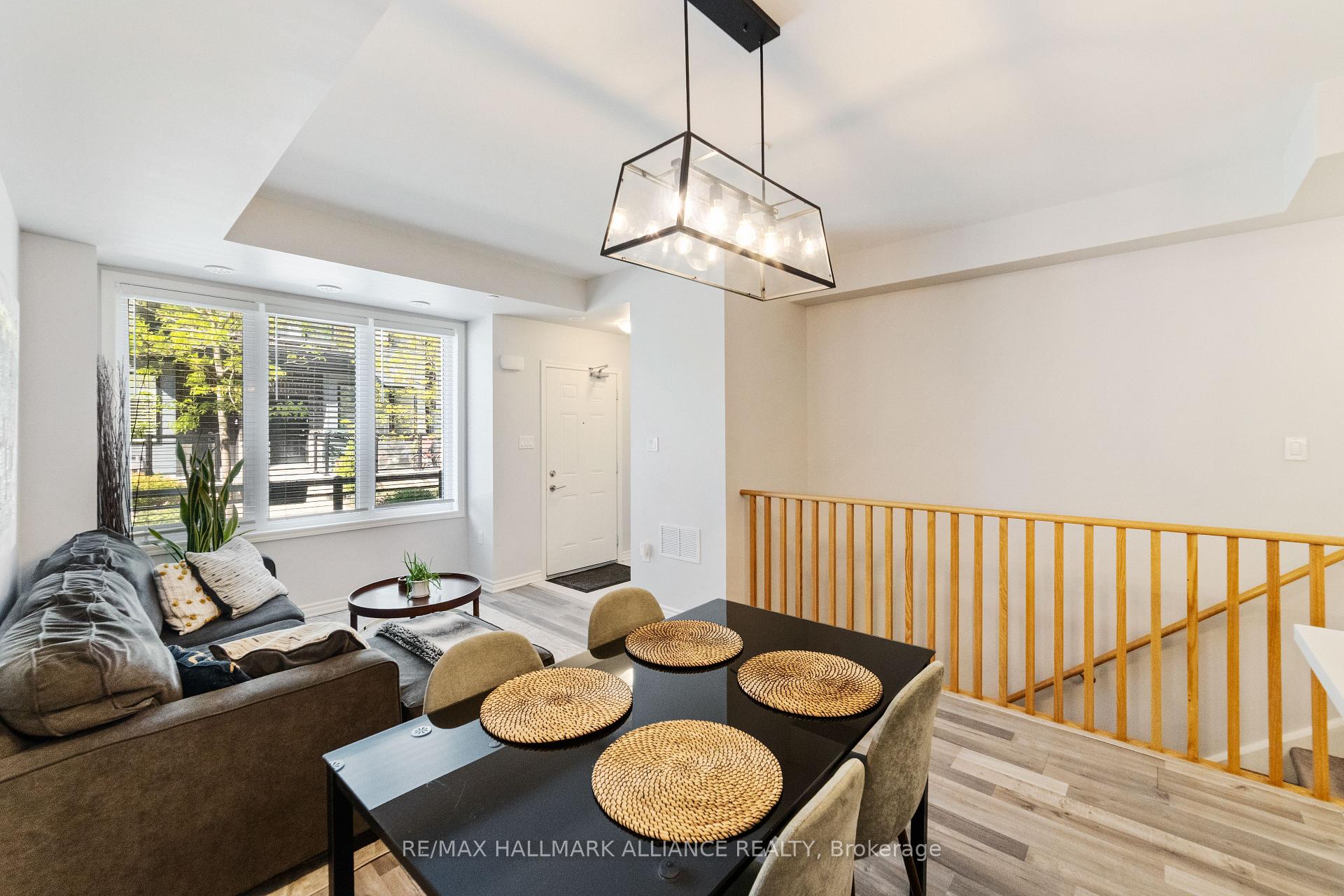 3 Bedrooms Condo at 1150 Stroud, Mississauga For sale