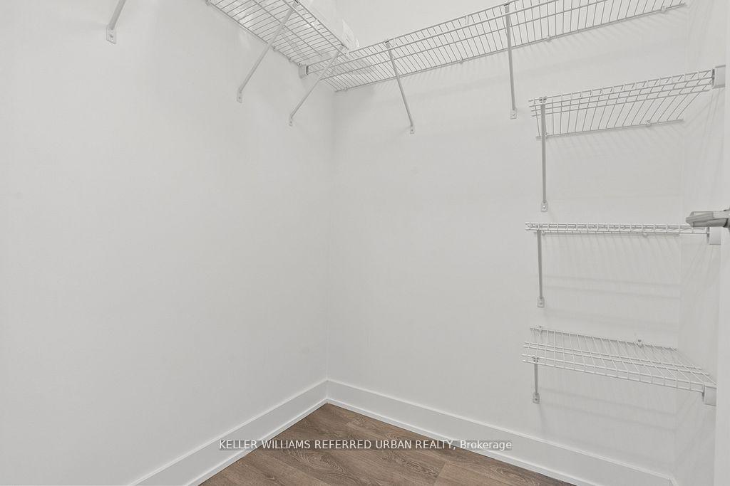 2 Bedrooms Condo at 202 Burnhamthorpe, Mississauga For sale