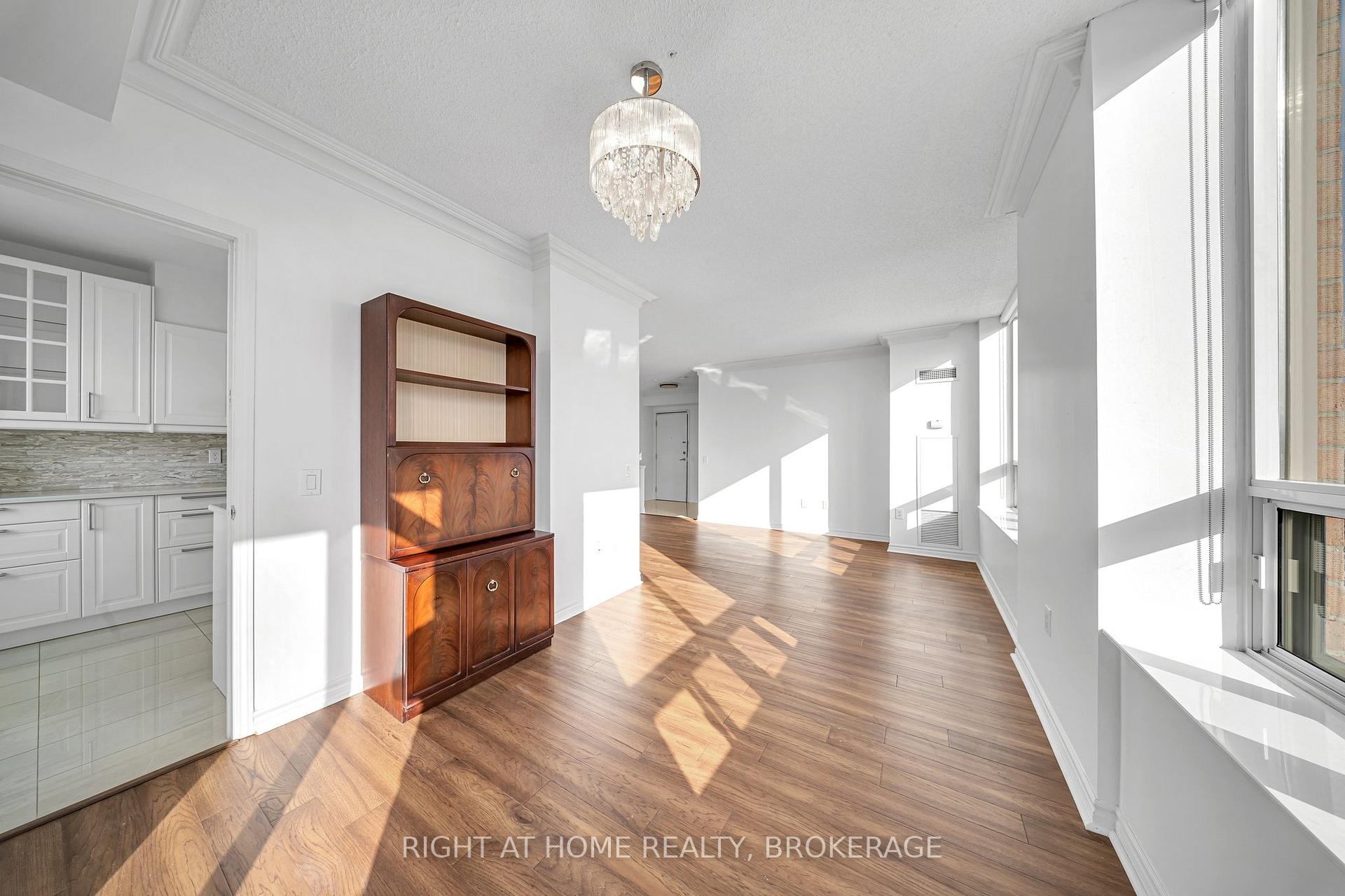 2 Bedrooms Condo at 55 STRATHAVEN, Mississauga For sale
