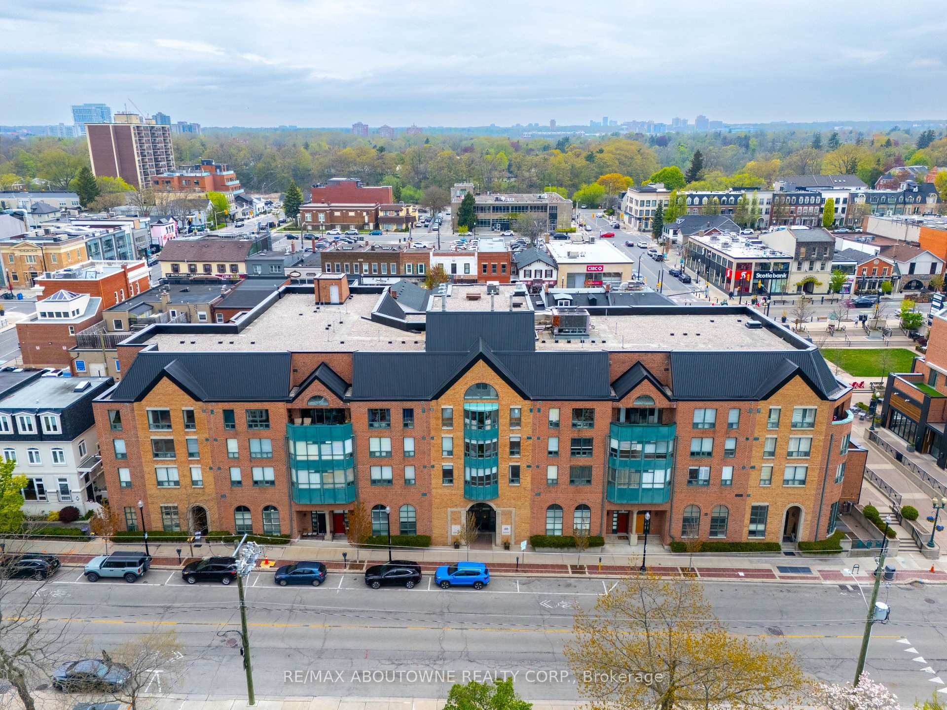 2 Bedrooms Condo at 185 Robinson, Oakville For sale