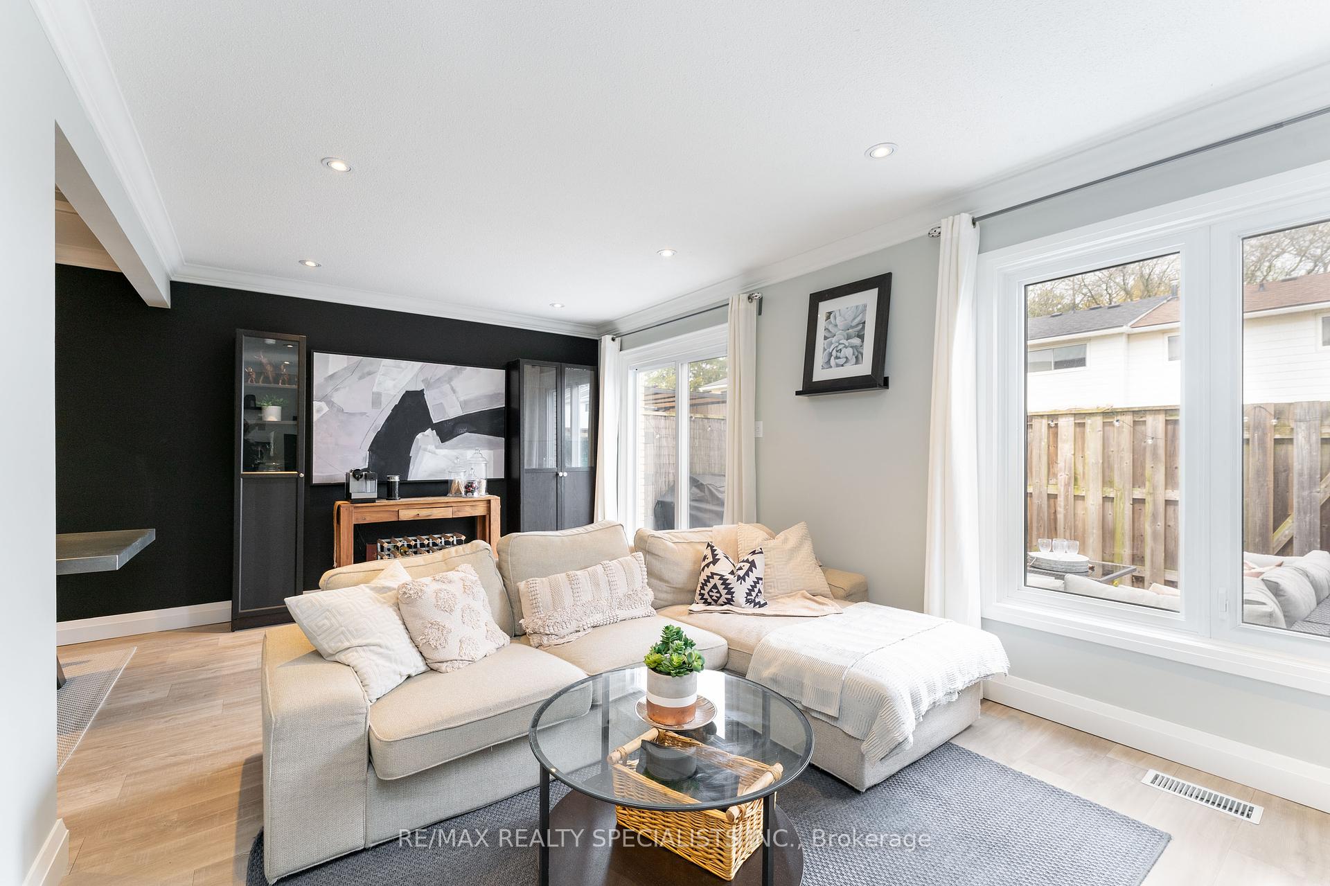 4 Bedrooms Condo at 2230 Upper Middle, Burlington For sale
