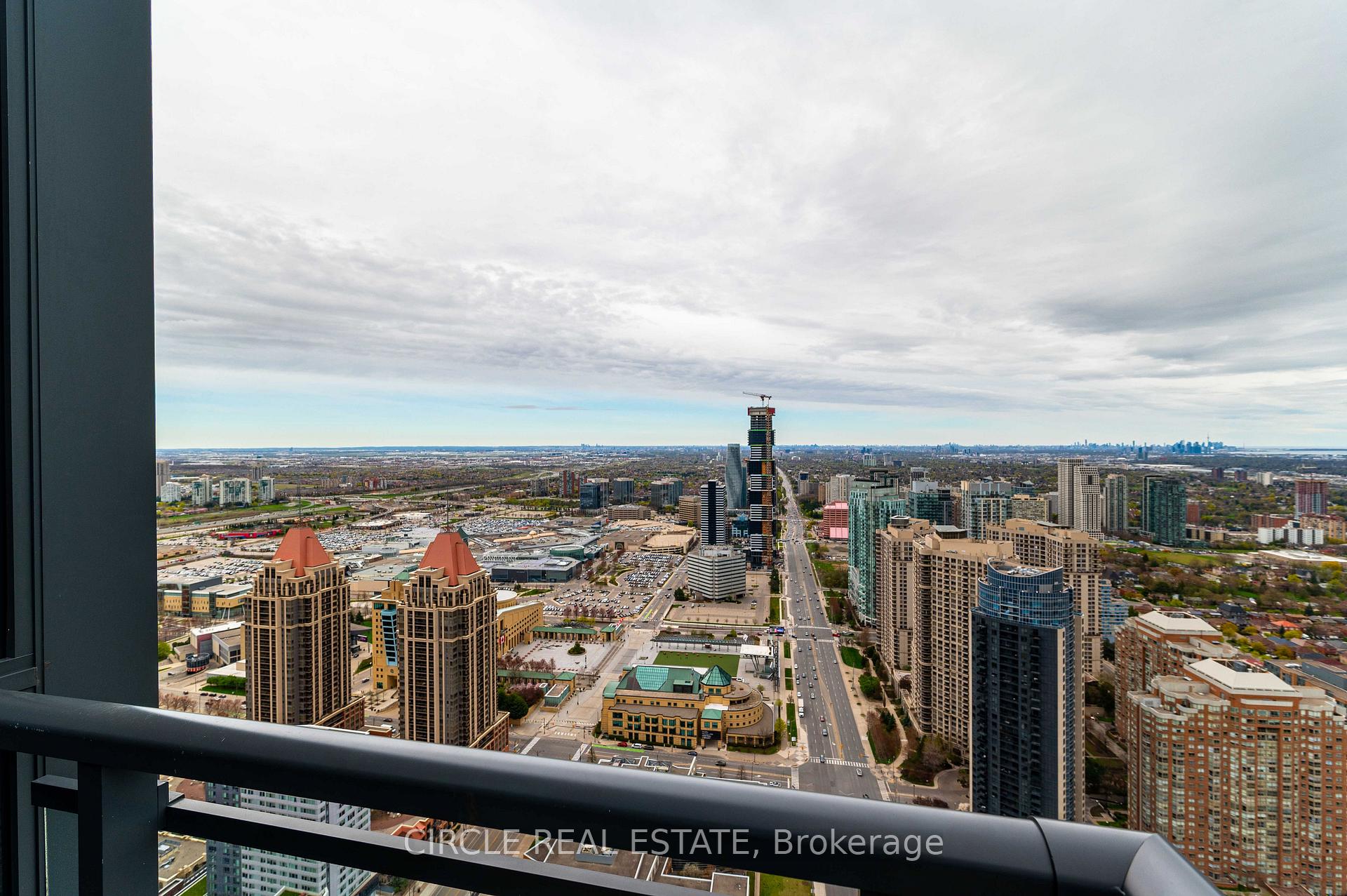4 Bedrooms Condo at 4011 Brickstone Mews, Mississauga For sale
