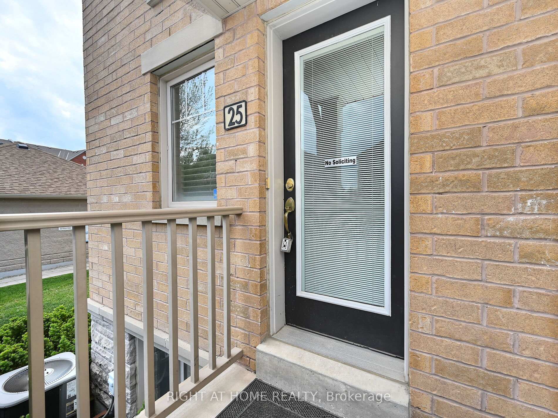 2 Bedrooms Condo at 3250 Bentley, Mississauga For sale