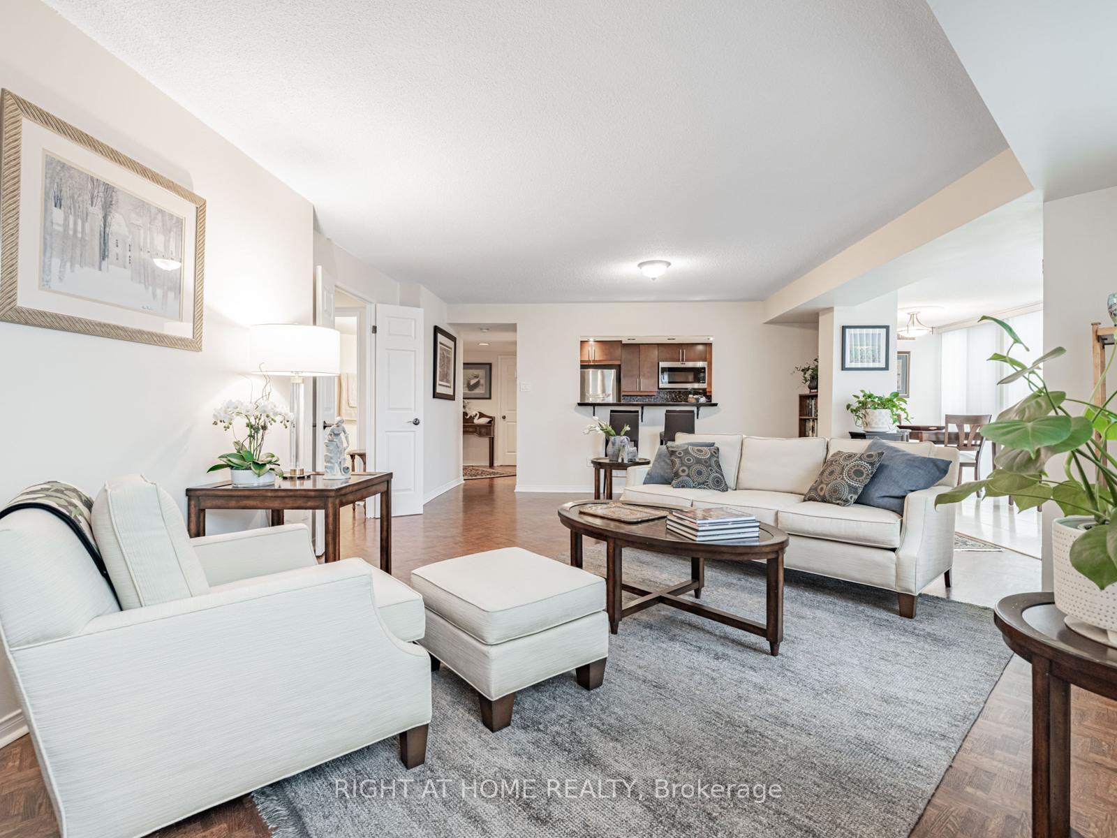 2 Bedrooms Condo at 100 Arbors, Vaughan For sale