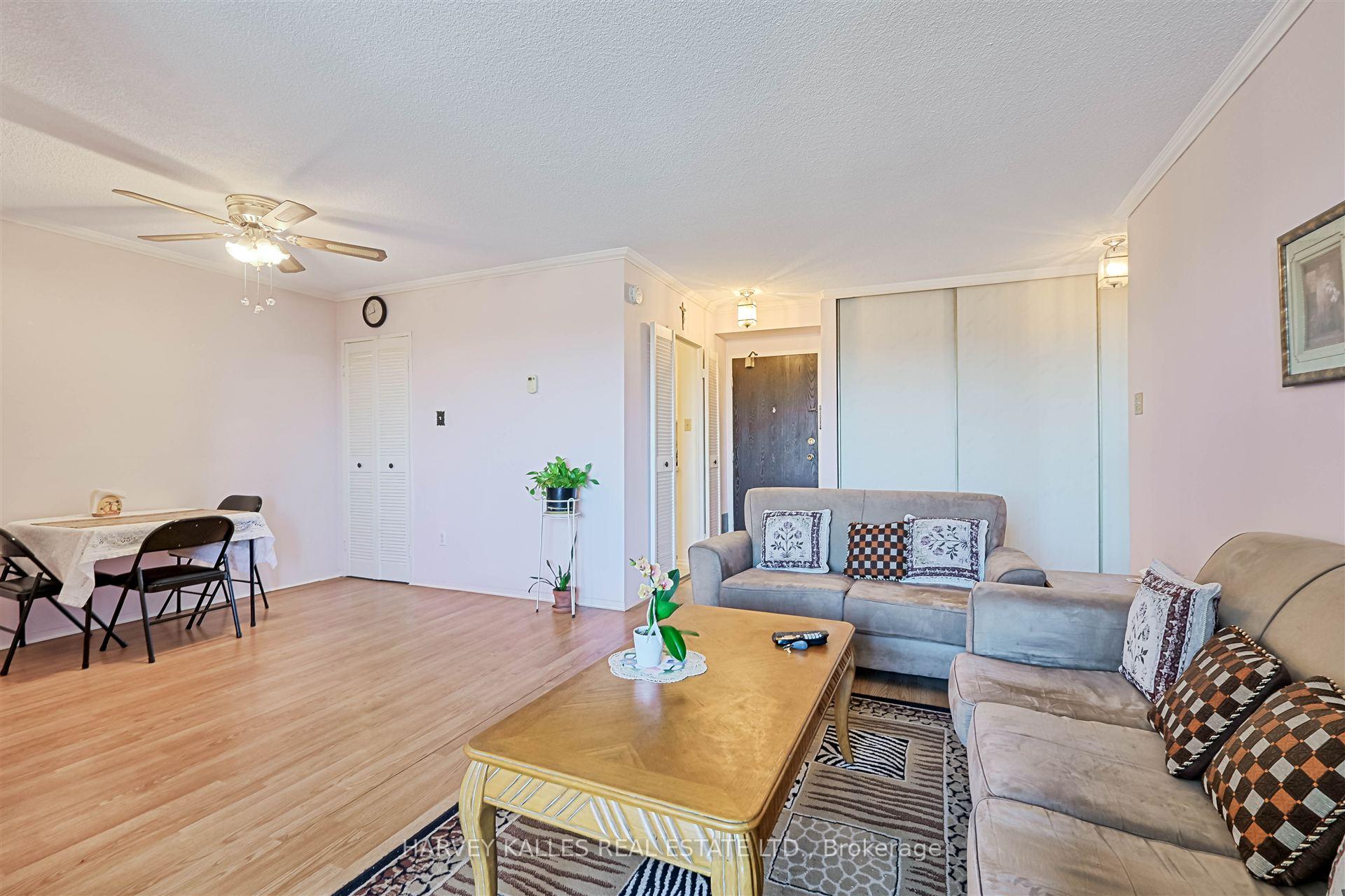 2 Bedrooms Condo at 2929 Aquitaine, Mississauga For sale