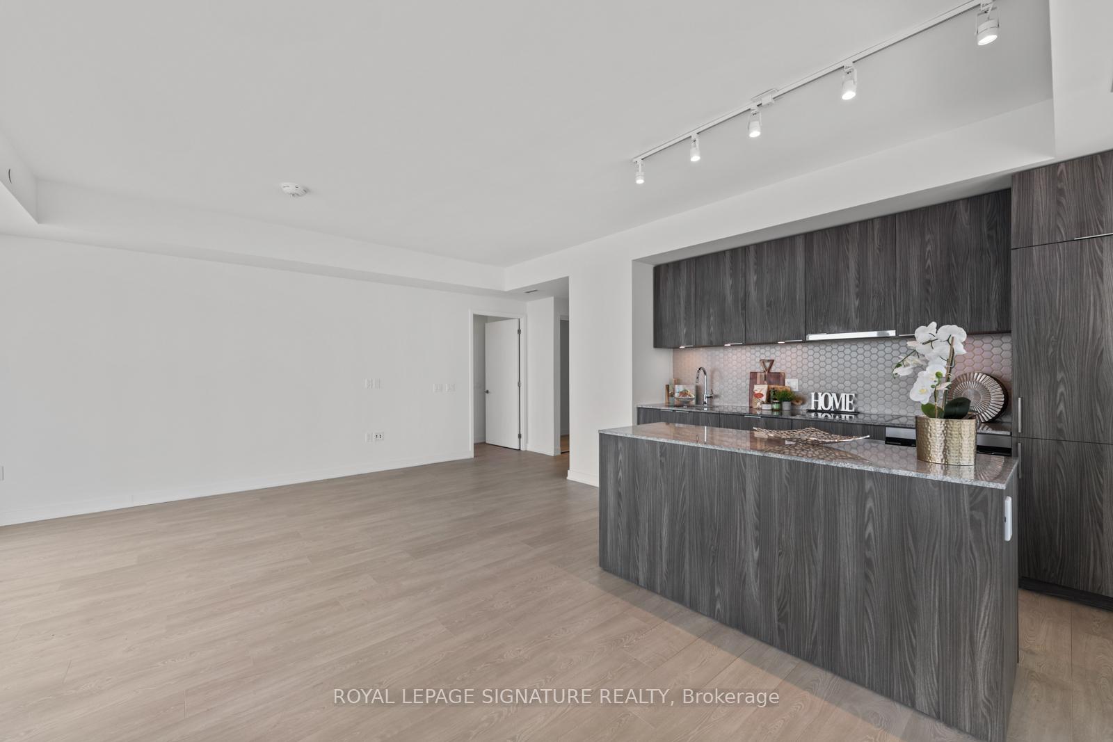 3 Bedrooms Condo at 15 Queens, Toronto For sale