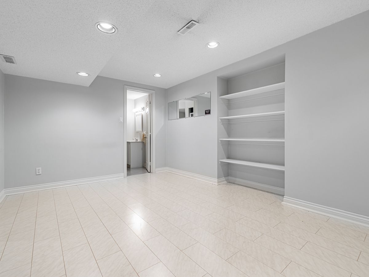 18 Finlayson Court W