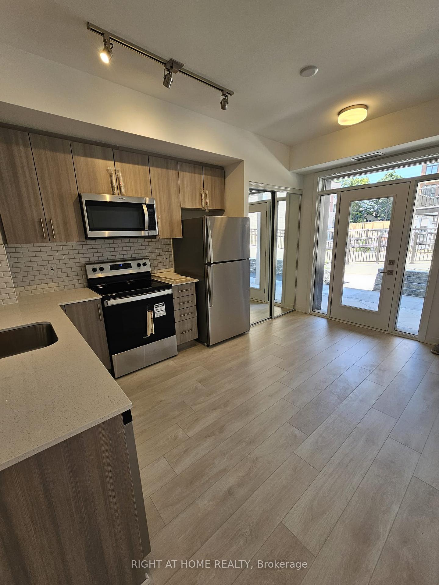 3 Bedrooms Condo at 4017 Hickory, Mississauga For sale