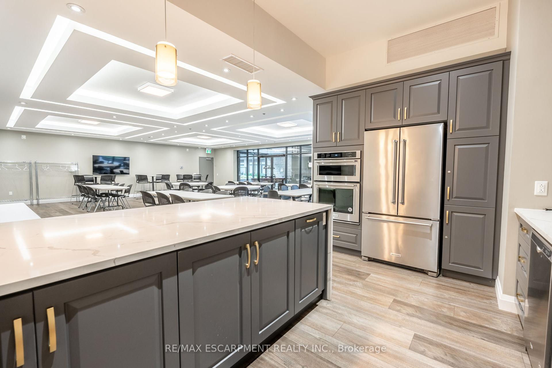2 Bedrooms Condo at 1 Redfern, Hamilton For sale