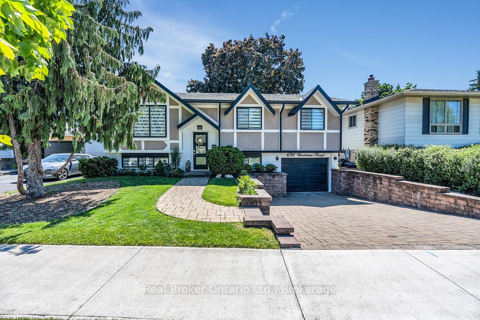 692 Woodview