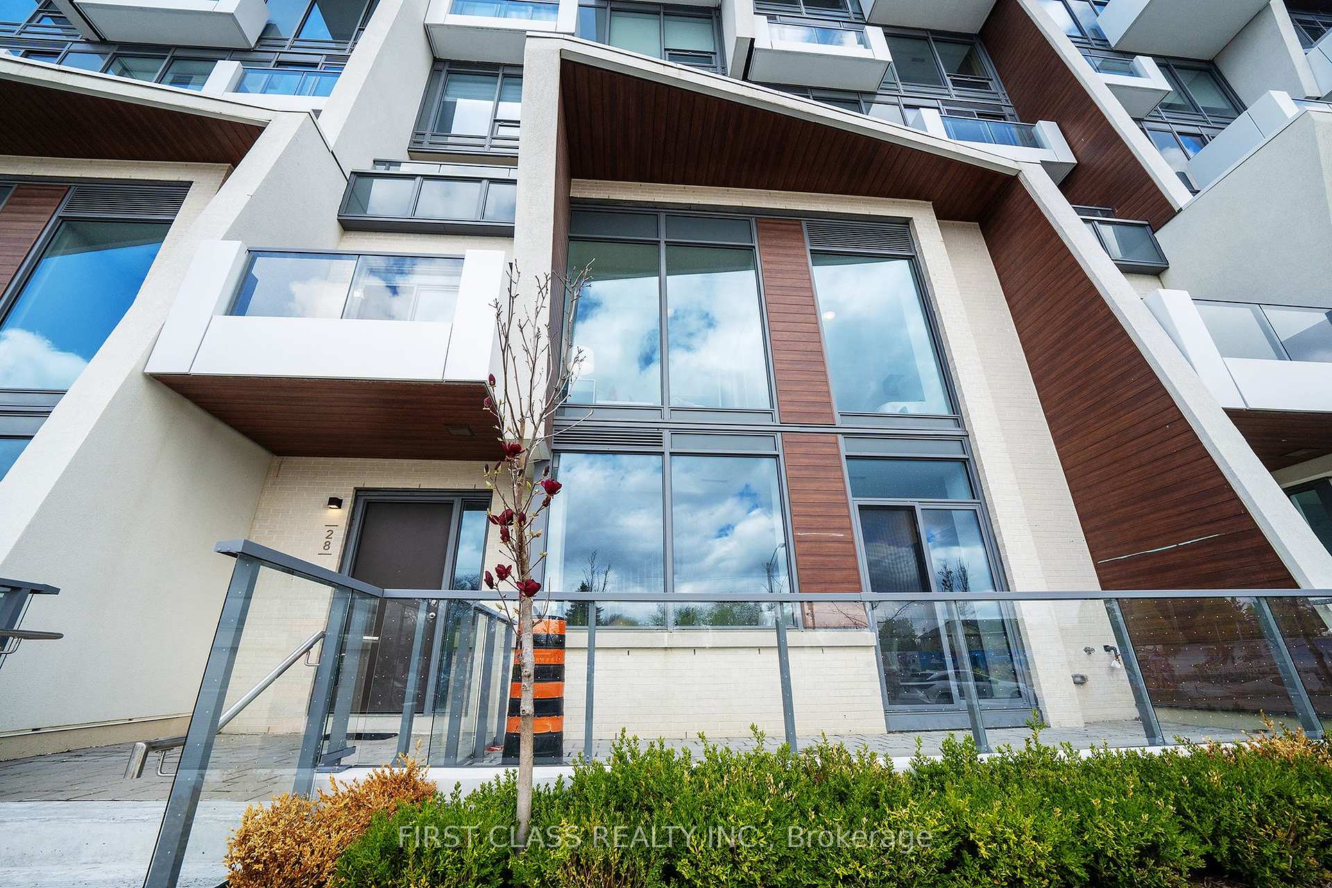 3 Bedrooms Condo at 8 Olympic Gdn, Toronto For sale