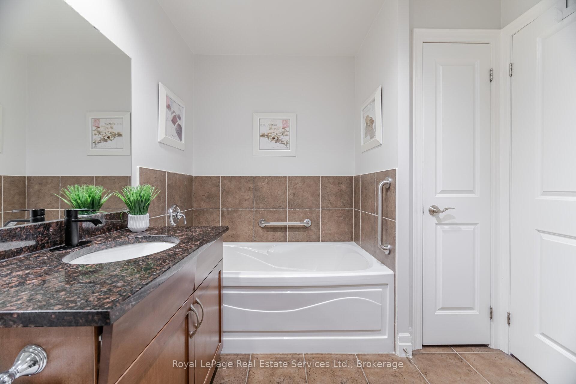 2 Bedrooms Condo at 360 Pearl, Burlington For sale