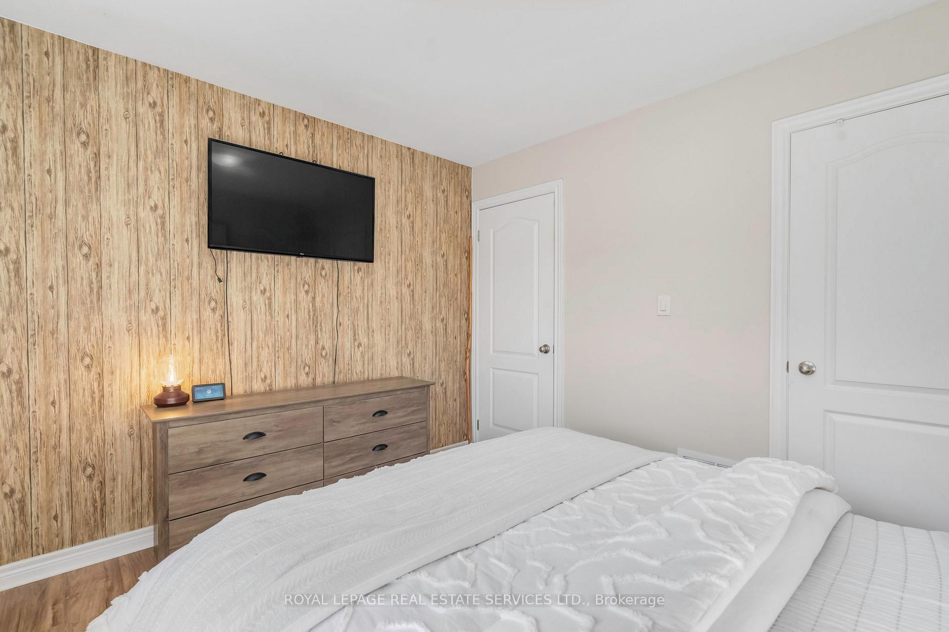 3 Bedrooms Condo at 3040 Fifth, Mississauga For sale