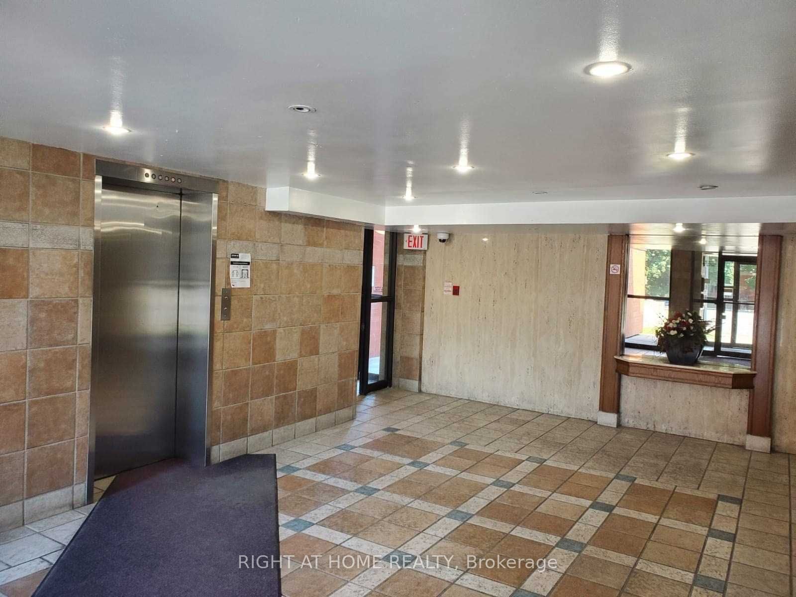 1703 McCowan Road E, #206