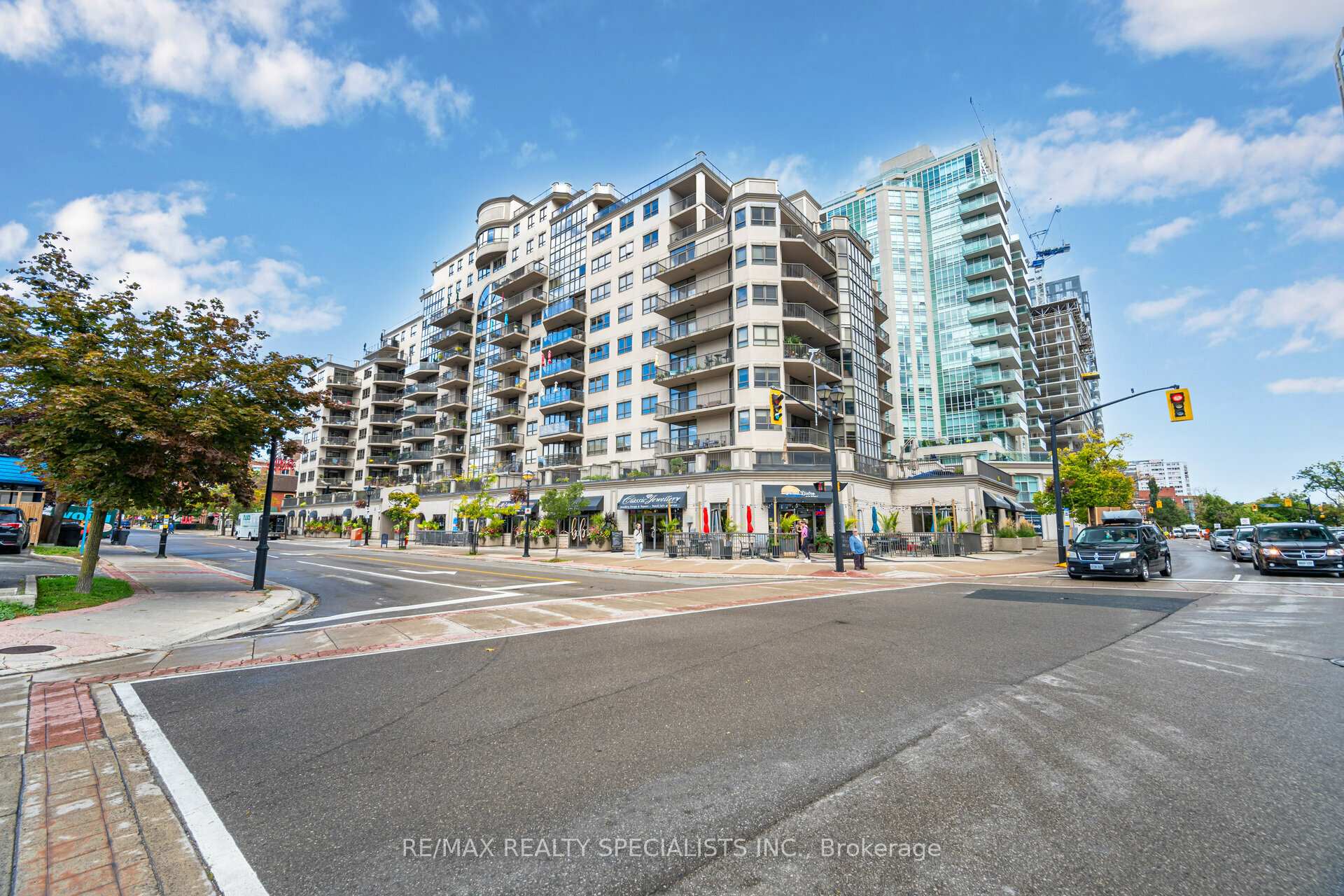 3 Bedrooms Condo at 399 Elizabeth, Burlington For sale