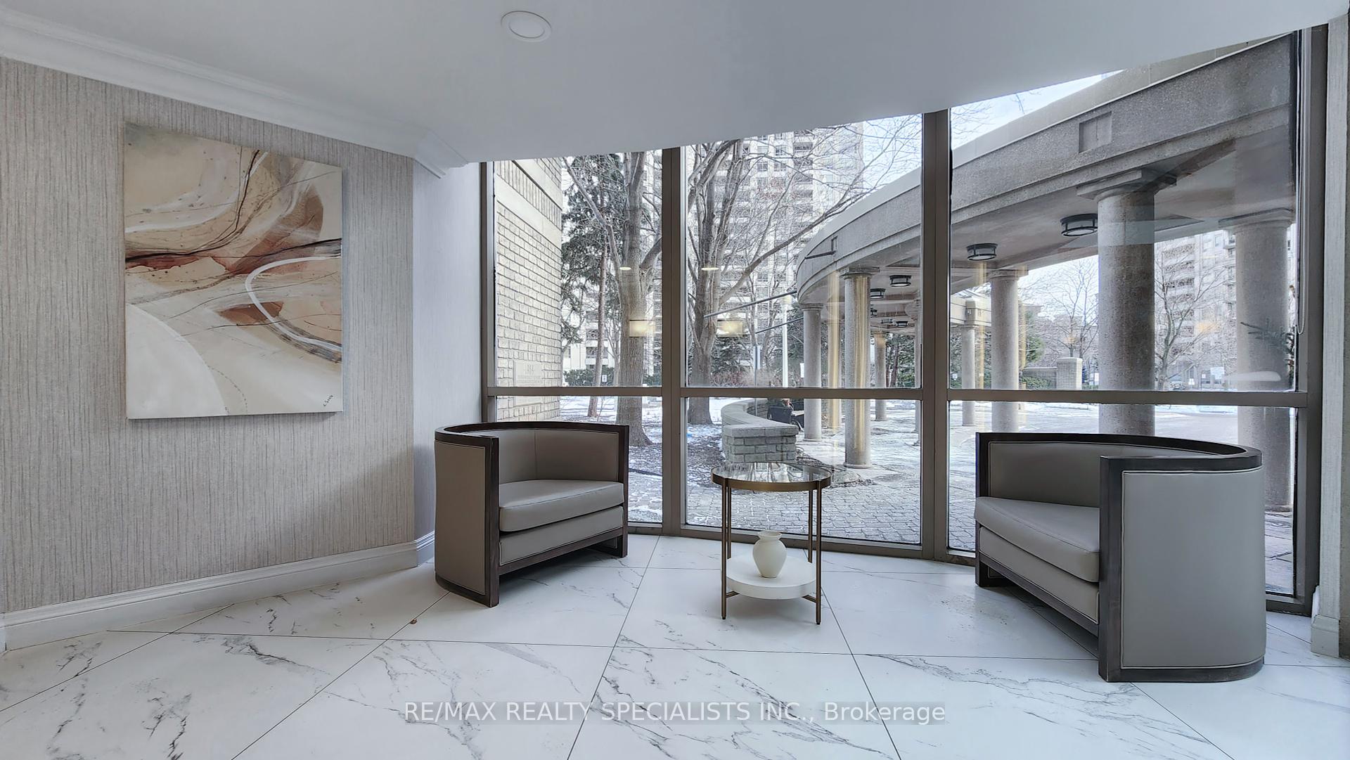 2 Bedrooms Condo at 45 Kingsbridge Garden, Mississauga For sale