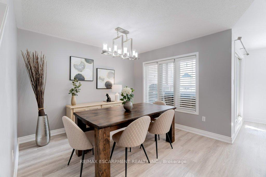 4 Bedrooms Condo at 5090 Fairview, Burlington For sale