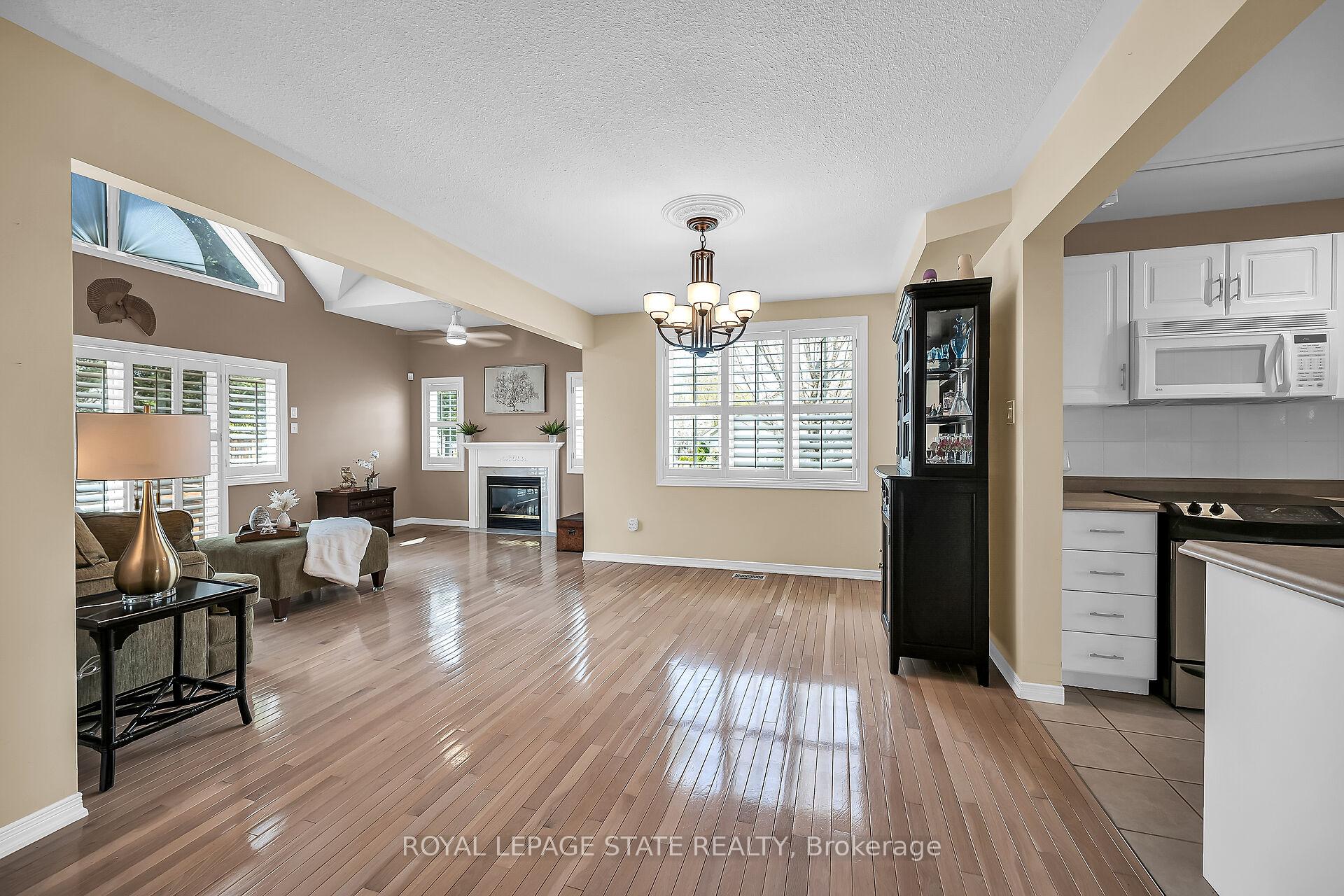 3 Bedrooms Condo at 212 Stonehenge,  Hamilton For sale
