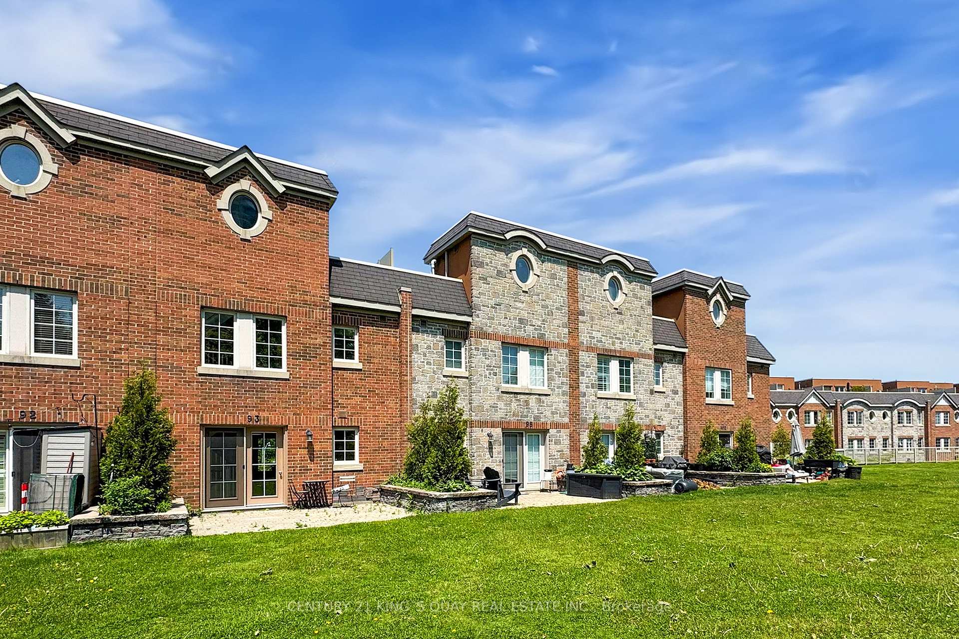 2 Bedrooms Condo at 9 Windermere, Toronto For sale