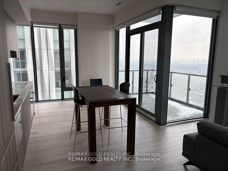 2 Bedrooms Condo at 8 Cumberland, Toronto For sale
